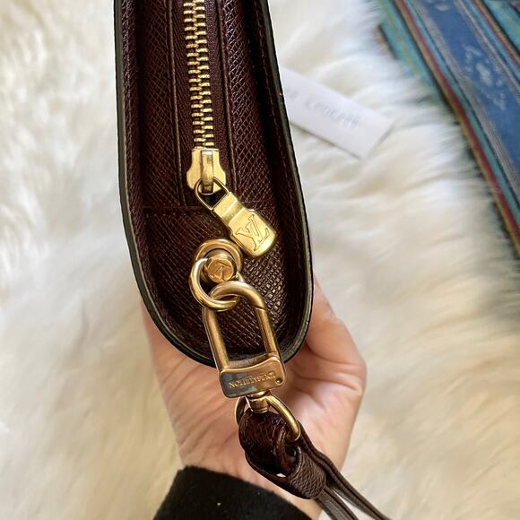 Louis Vuitton Bordeaux Taiga Leather Baikal Wristlet Pouch Clutch SLG - Picture 5 of 12